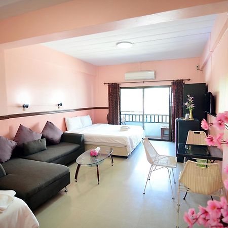 The Famous House - Jomtien Hotel Exterior photo