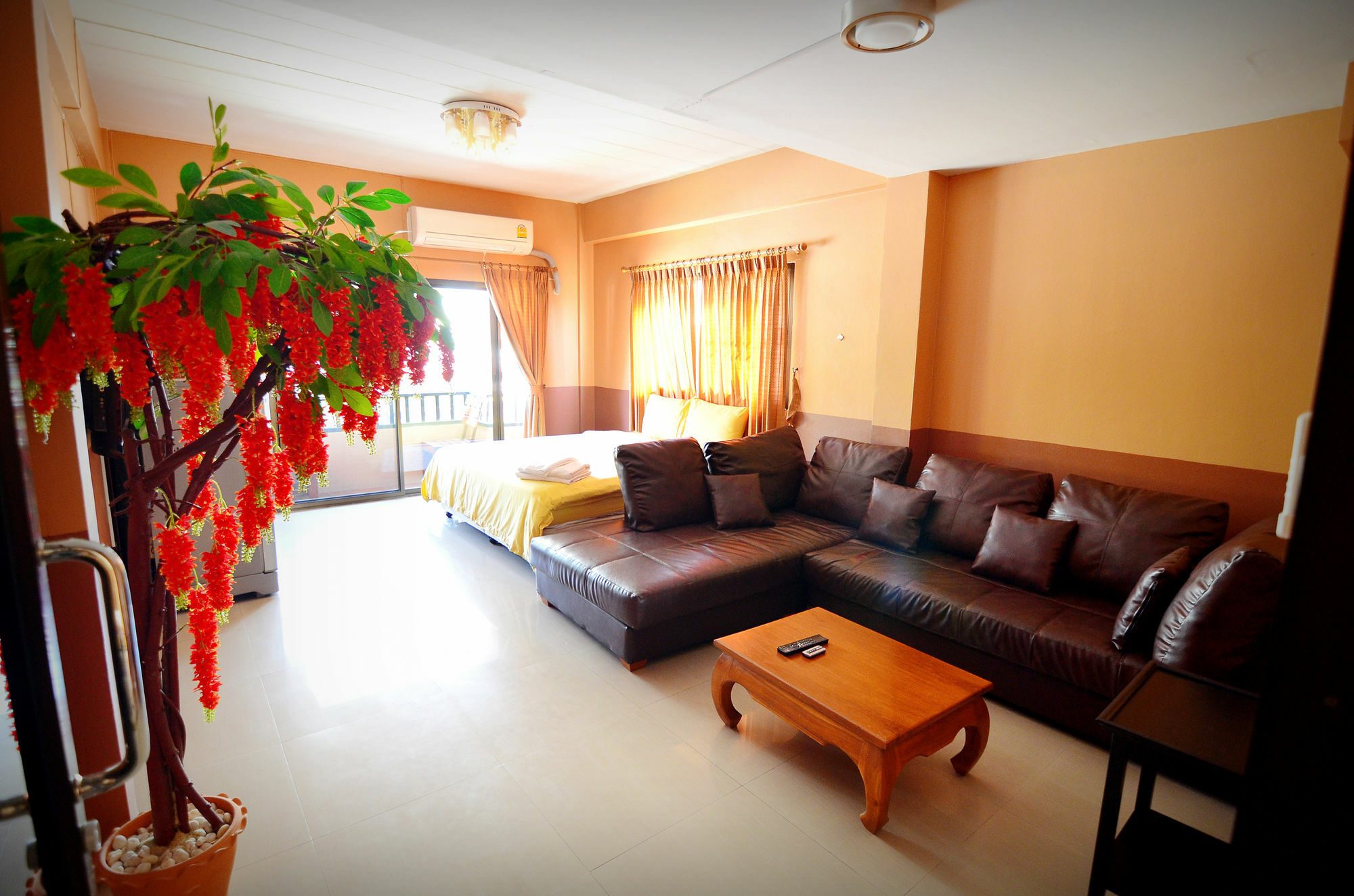 The Famous House - Jomtien Hotel Exterior photo