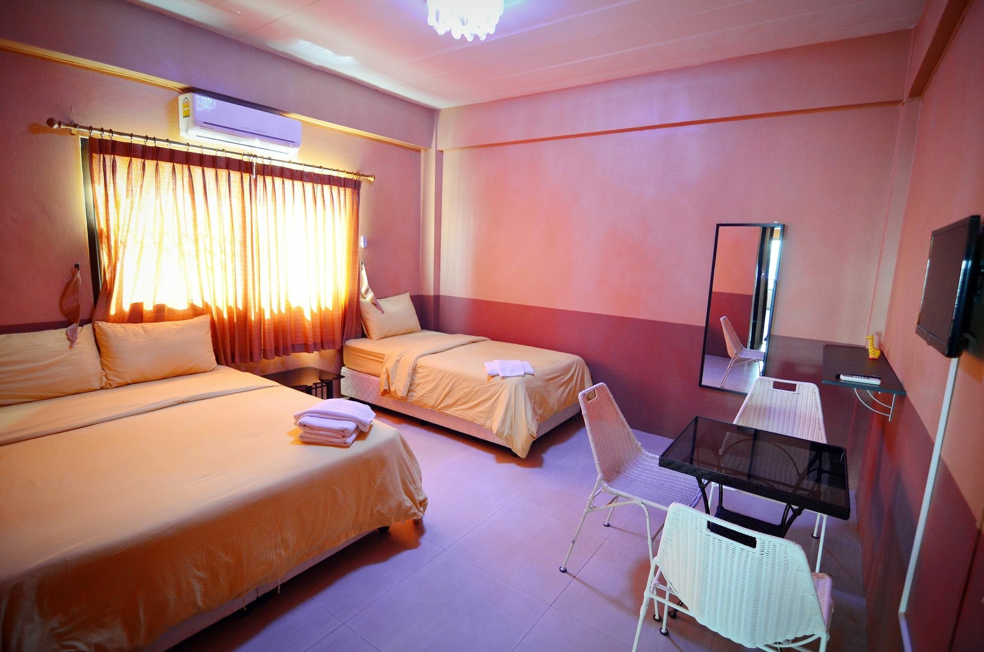 The Famous House - Jomtien Hotel Exterior photo