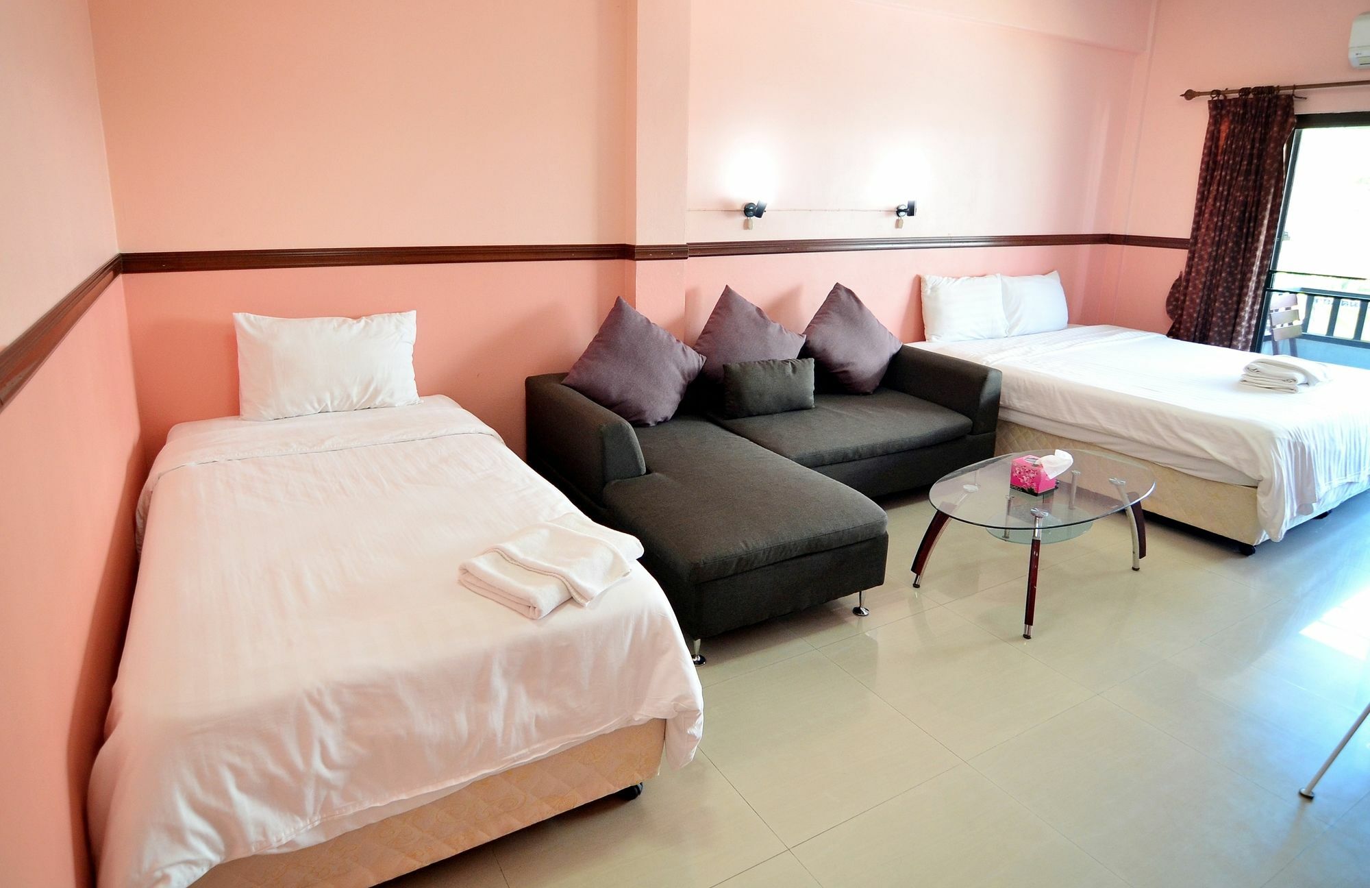 The Famous House - Jomtien Hotel Exterior photo